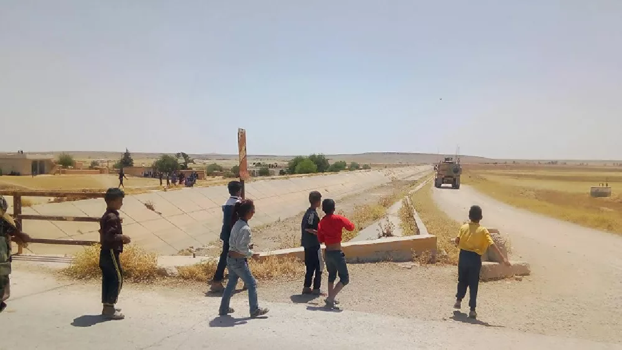 ممانعت مردم سوریه از ورود کاروان نظامی آمریکا به روستای خود