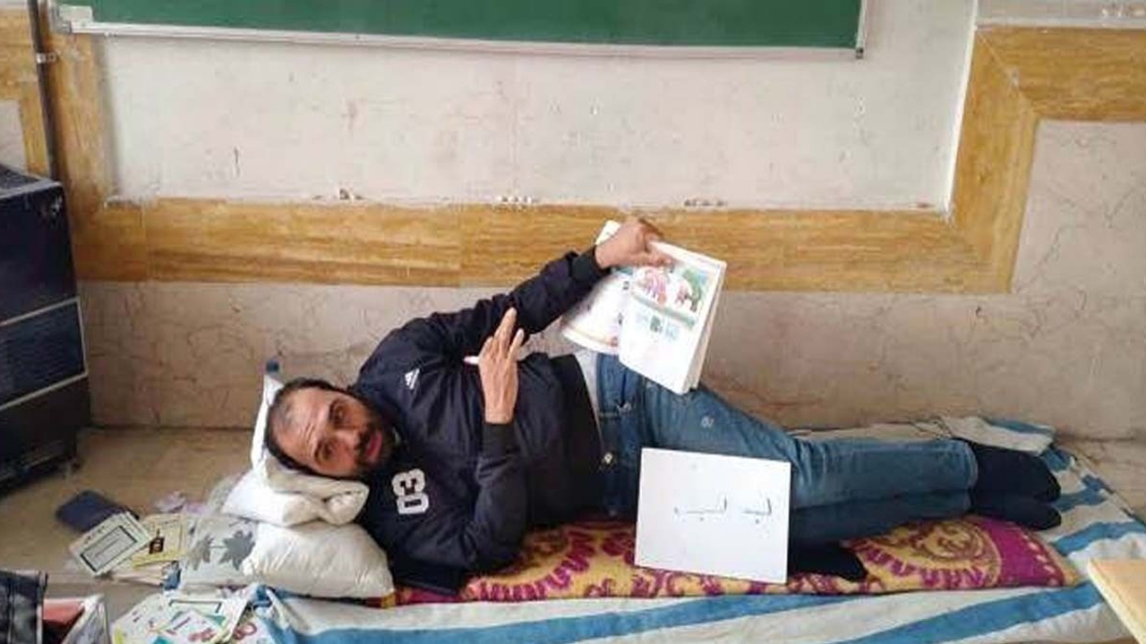 معلمی که با کمر شکسته سر کلاس می‌رفت! + فیلم