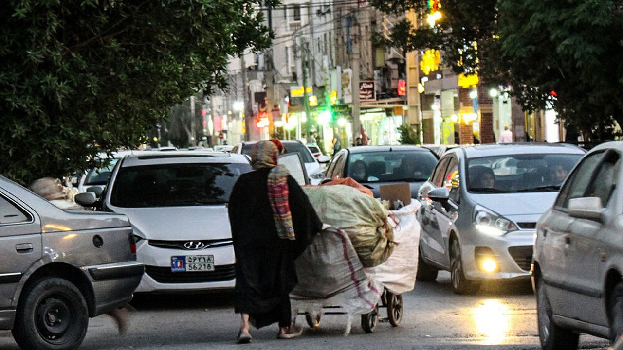 زنان زباله گرد در مشهد نیرویی ارزان قیمت هستند