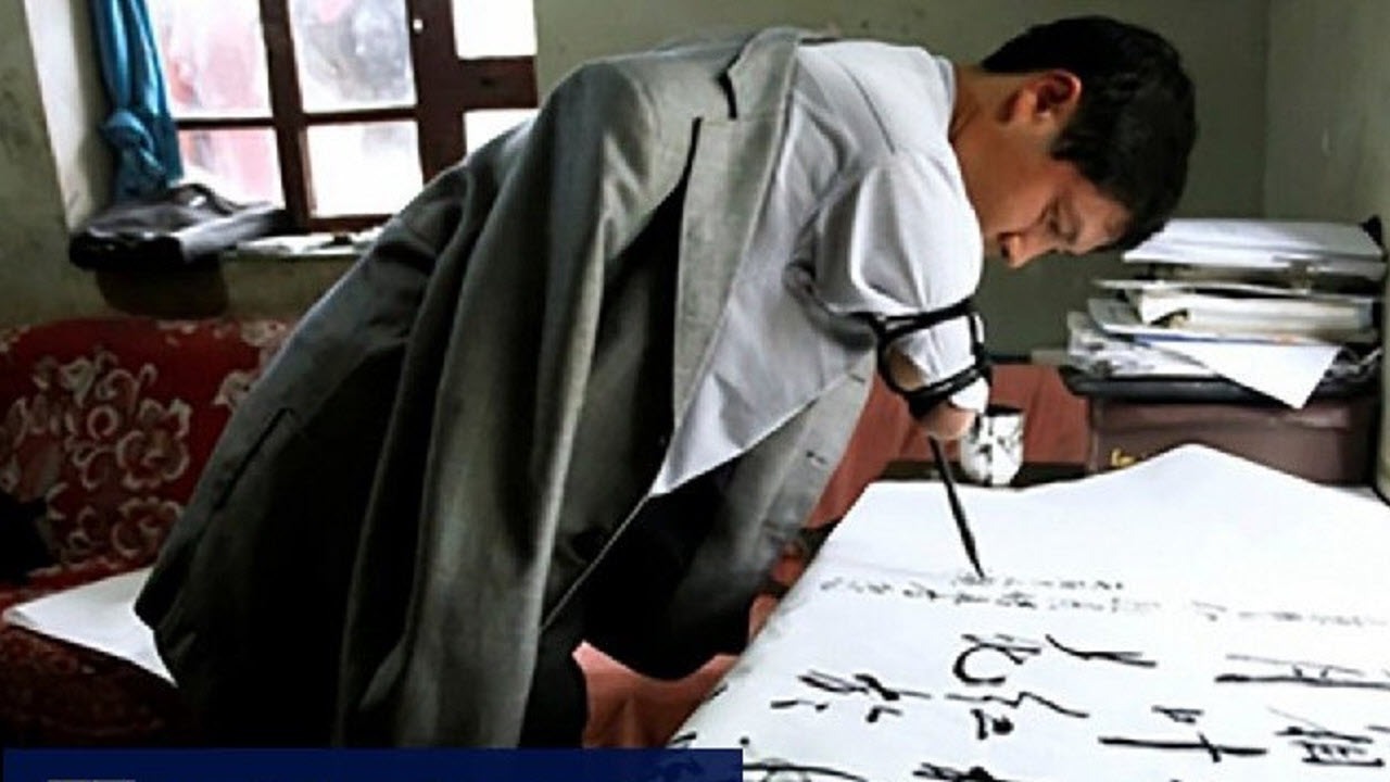 معلم بدون دستی که به دانش آموزان فقیر سواد می آموزد