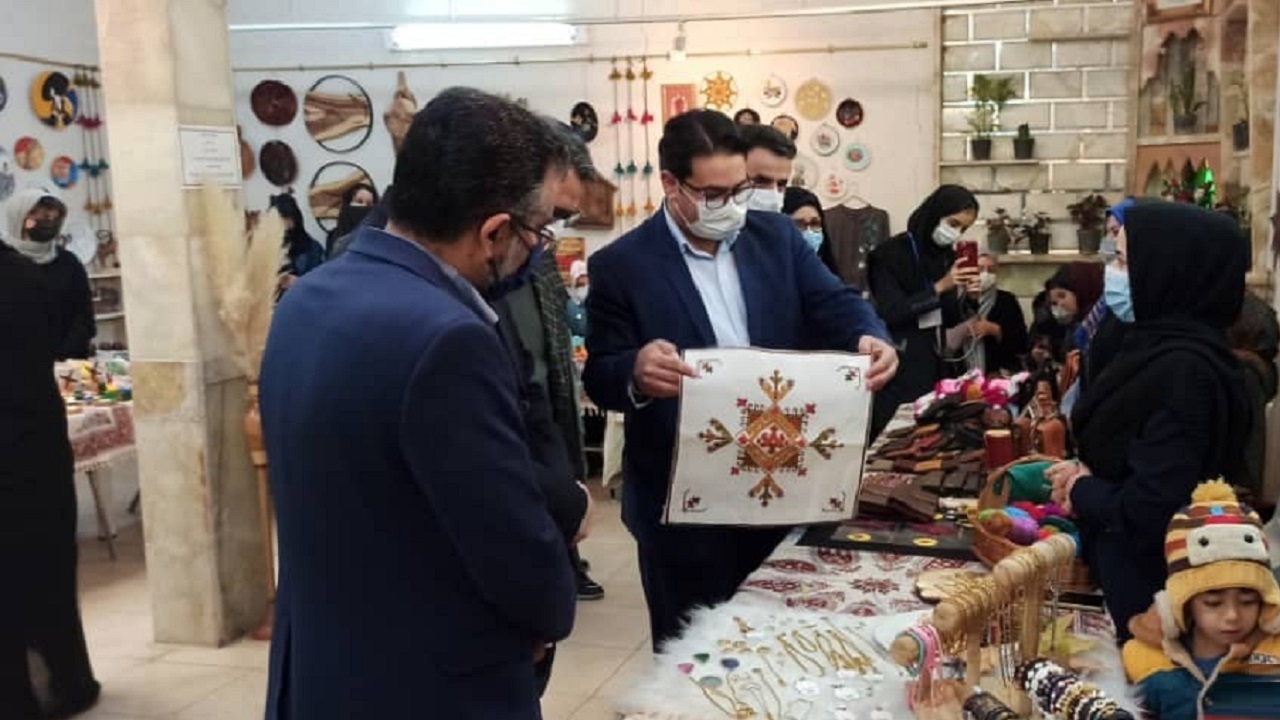 نمایش هنر‌های دستی بانوان محلاتی