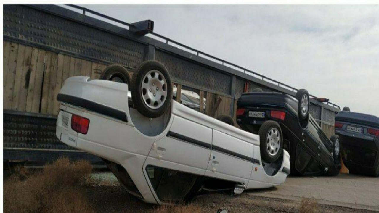 واژگونی تریلر حامل بار ۸ خودروی سواری در محور عشق‌آباد