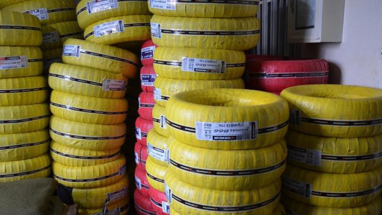 کشف انبار لاستیک قاچاق در خوانسار