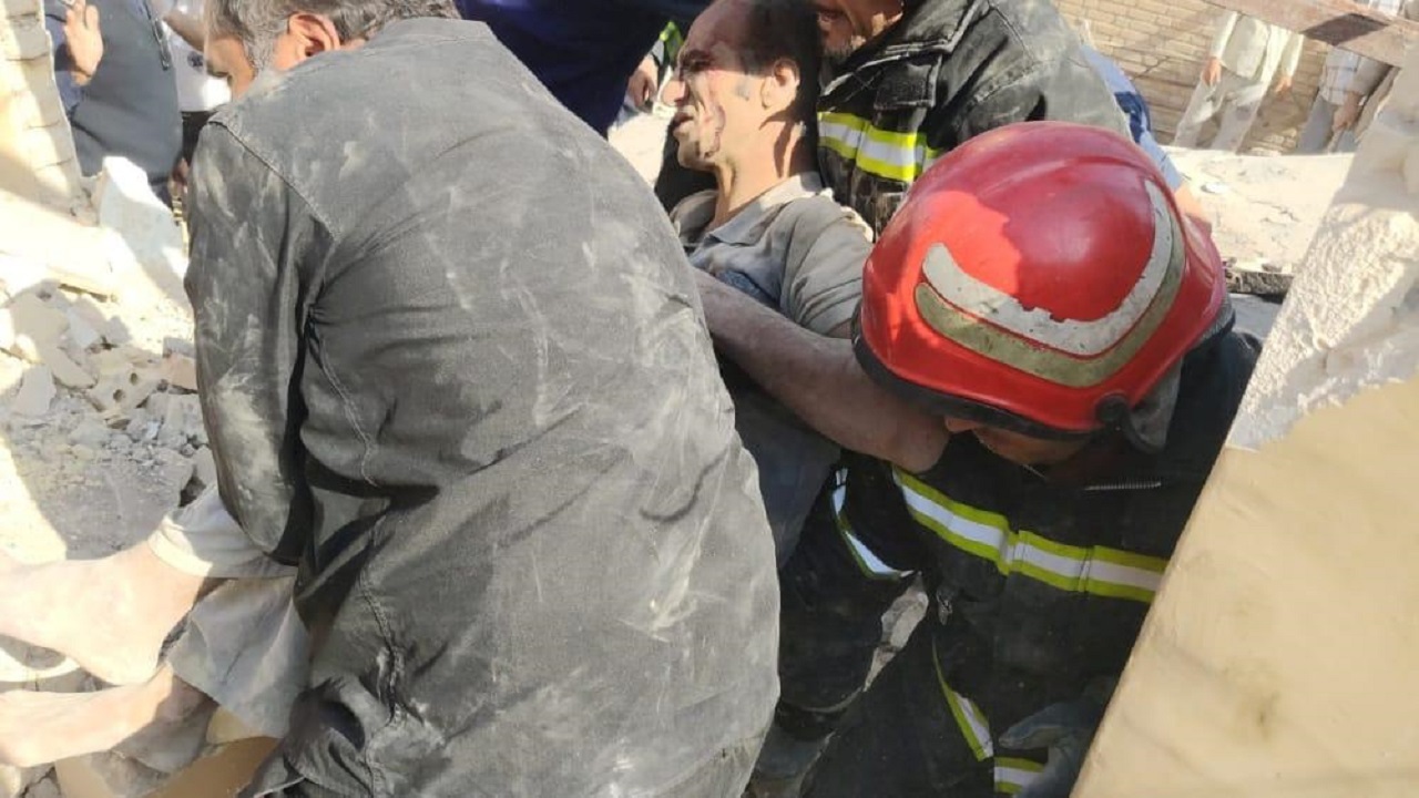 نجات چهارشهروند از زیر آوار در خرمشهر