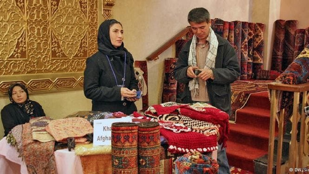 ممانعت از کار زنان، یک میلیارد دالر به اقتصاد افغانستان زیان می‌رساند