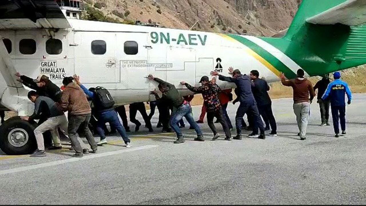 هل دادن هواپیما توسط مسافران!
