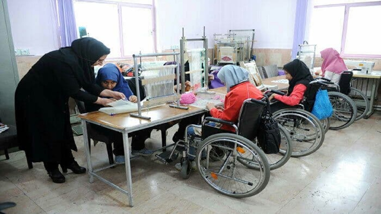 برپایی نمایشگاه توانمند سازی معلولان در بوستان ولایت ساری