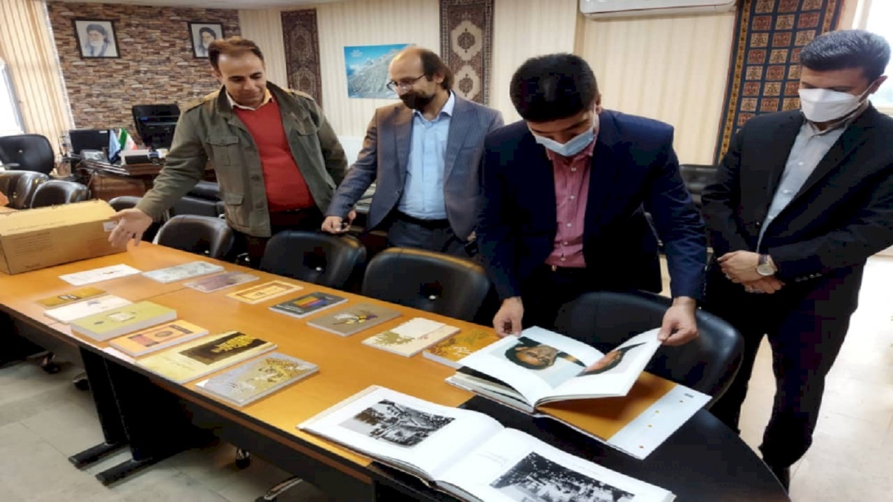 اهداء ۱۵ جلد کتاب نفیس به اداره‌کل میراث‌فرهنگی کردستان