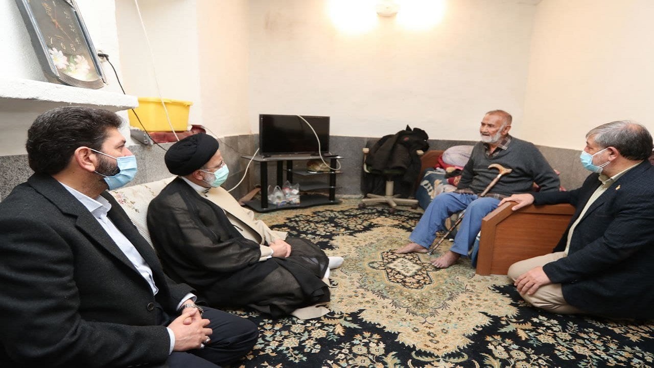 حضور رئیس جمهور در منزل دو شهید سرافراز دوران دفاع مقدس