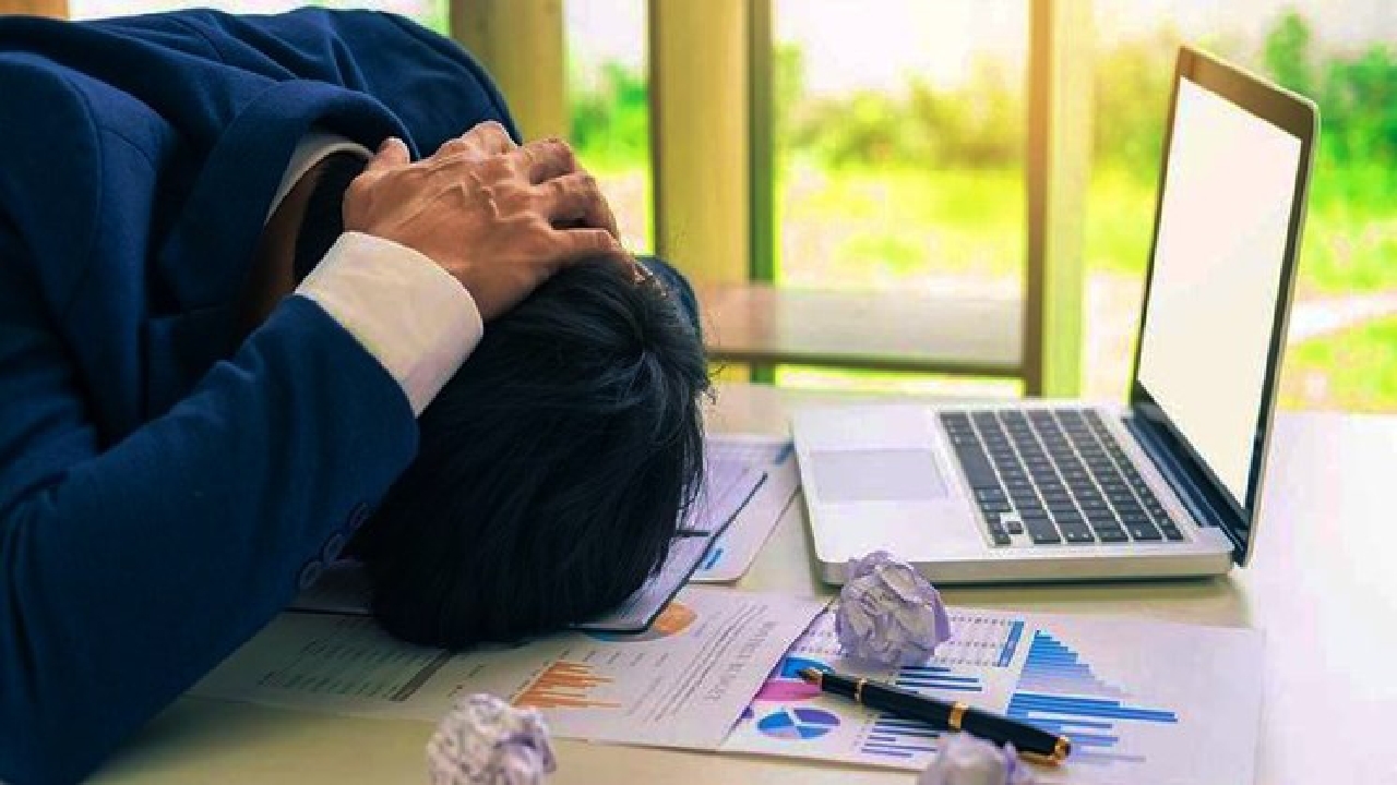 چگونه با احساس بی‌ارزشی مبارزه کنیم؟