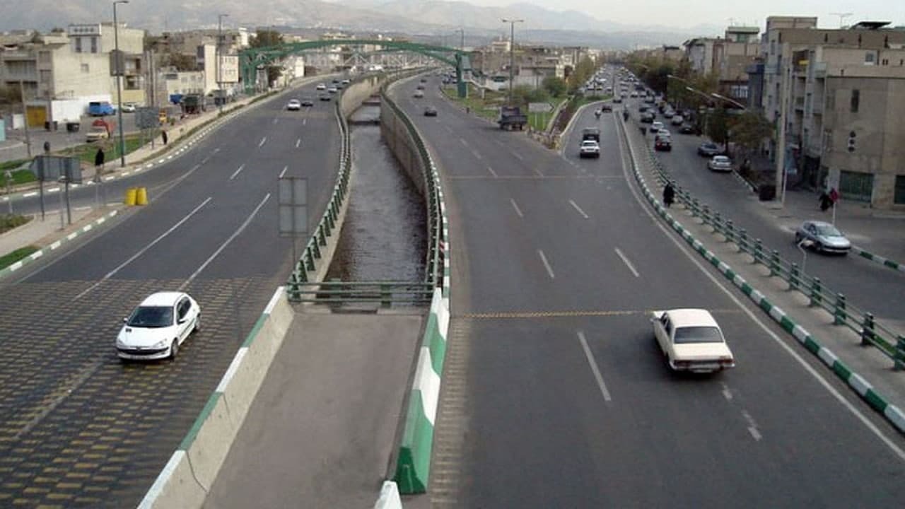 نجات جان ده‌ها شهروند قرچکی با نصب یک پل عابر پیاده + فیلم