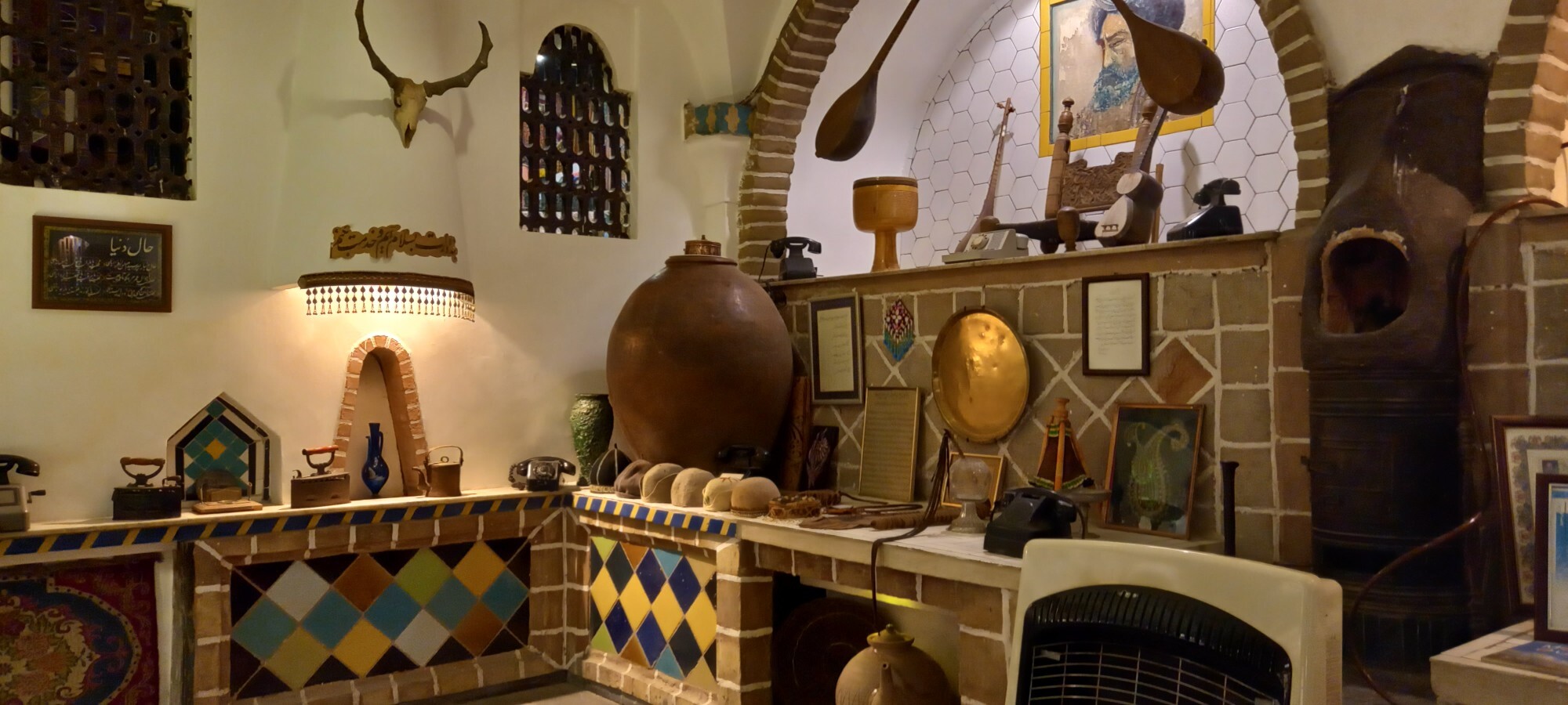 معجزه هزاردست در قاب کافه موزه هزاردستان +تصاویر