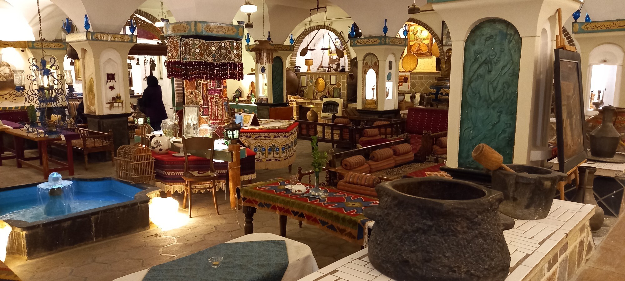 معجزه هزاردست در قاب کافه موزه هزاردستان +تصاویر
