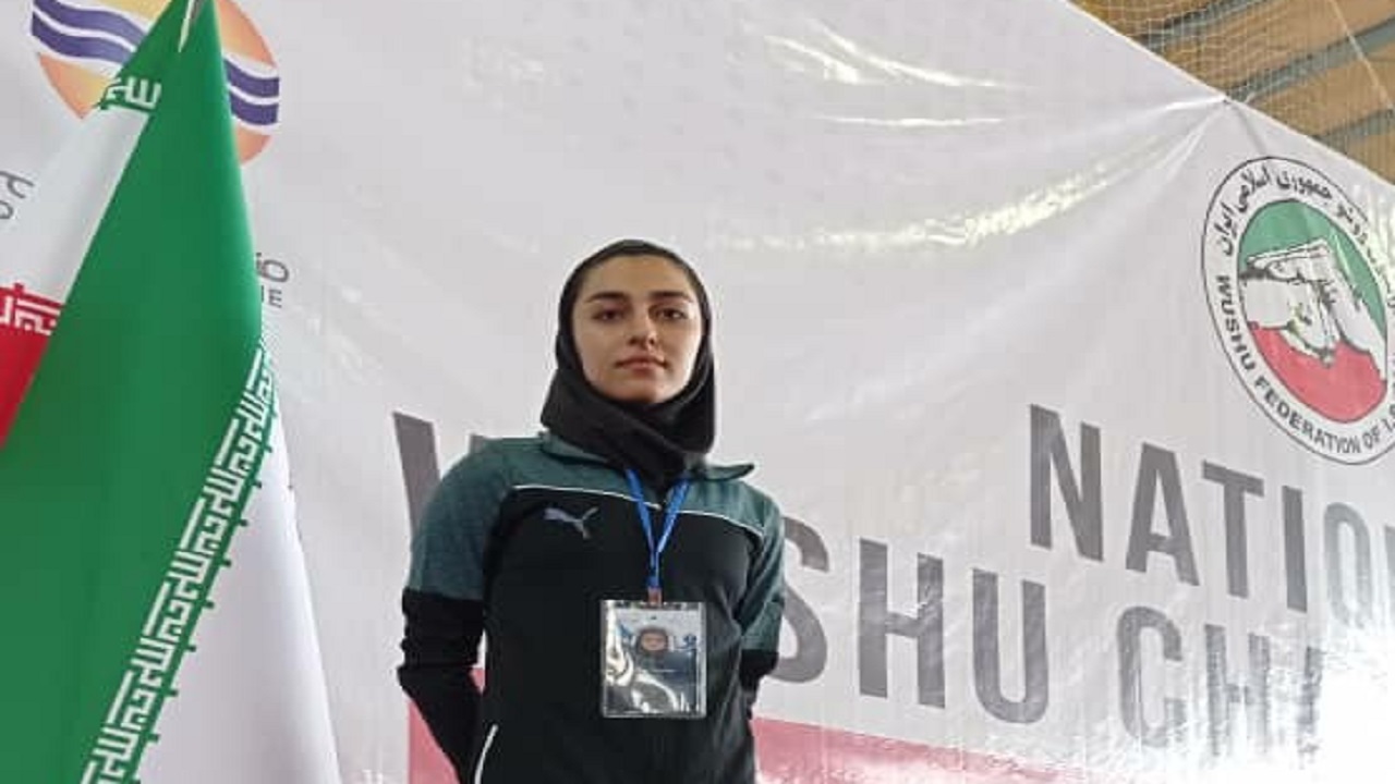 بانوی تالوکار قمی صاحب گردن آویز طلا شد