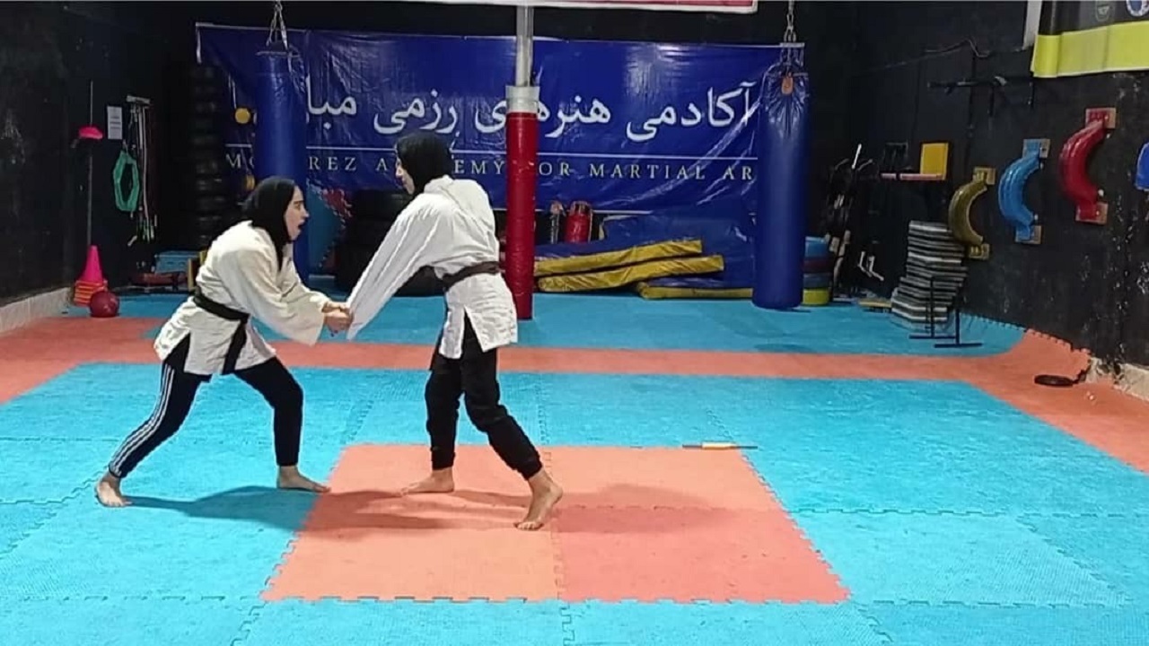 بانوان جوجیتسوکار قم بر سکوی دوم پیکار‌های کشوری