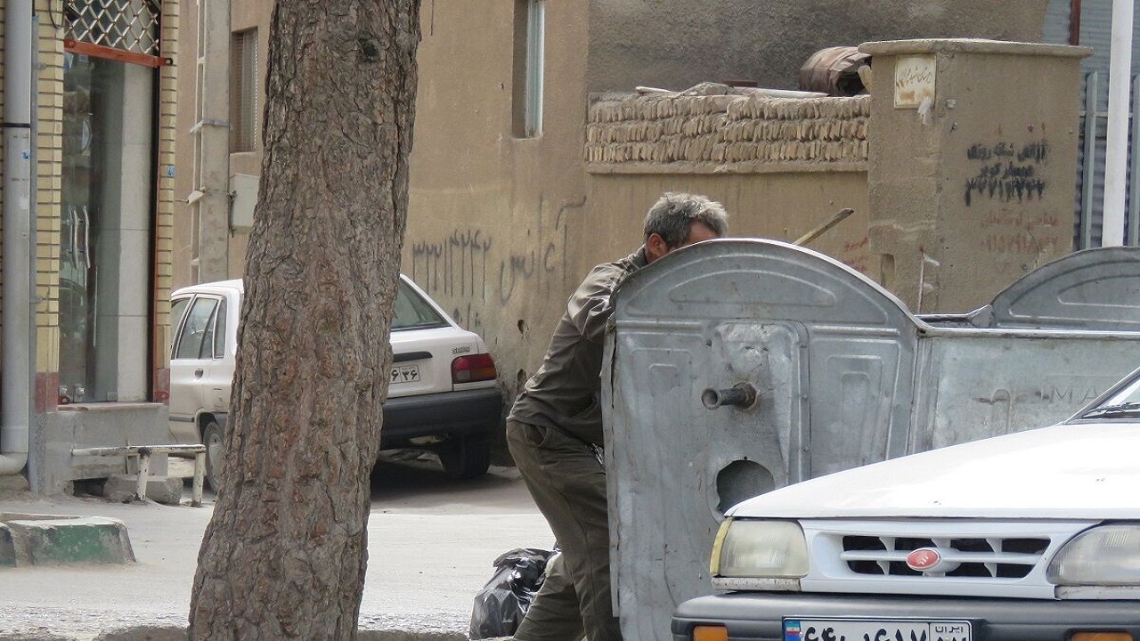 در سطل زباله به دنبال روزی!