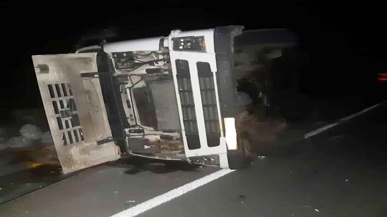 امدادرسانی در حادثه واژگونی تریلی FH در محور خرانق به یزد