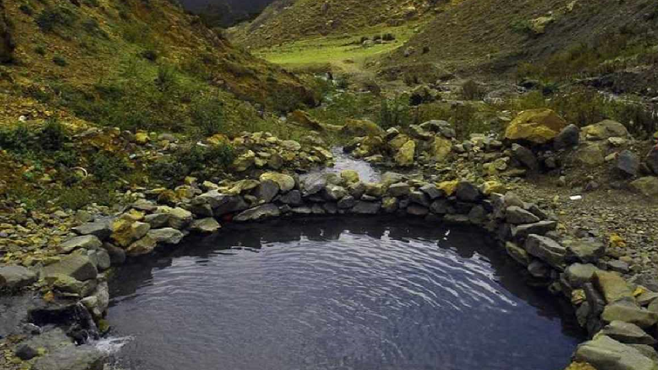 نابودی چشمه‌های آبگرم شهرستان نیر با بتن ریزی + فیلم
