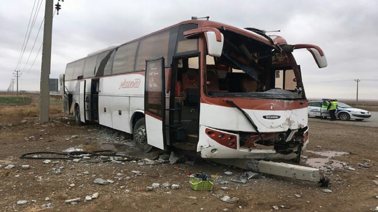 مصدوم شدن ۹ نفر بر اثر برخورد مینی‌بوس با تیر چراغ‌برق در دزفول