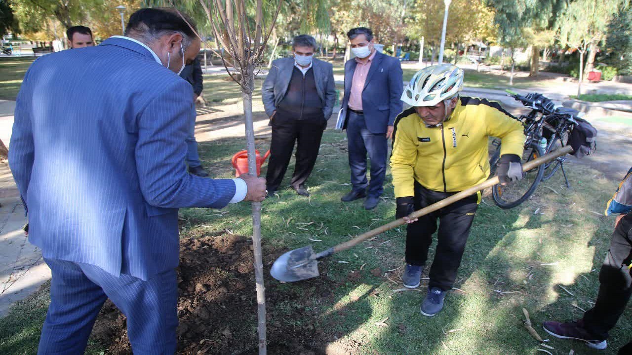 دوچرخه سوار جهانگرد اردبیلی در قم نهال کاشت