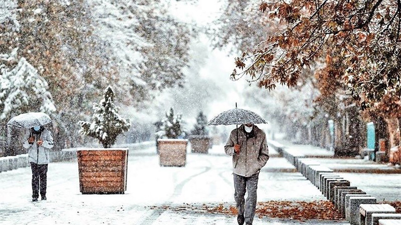 فیلمی از حال و هوای برفی خیابان‌های نهاوند