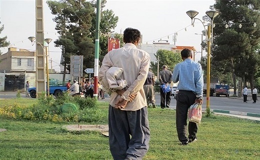 کارگران فصلی و یا کارگران روزمزد و ساختمانی در حال حاضر در دو نقطه از شهر تجمع می&zwnj;کنند