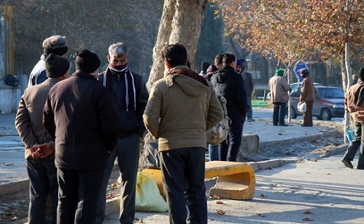 کارگران ساختمانی در بیرجند از صبح تا غروب بر سر گذر می&zwnj;ایستند تا کاری پیدا کنند و نانی بر سر سفره ببرند