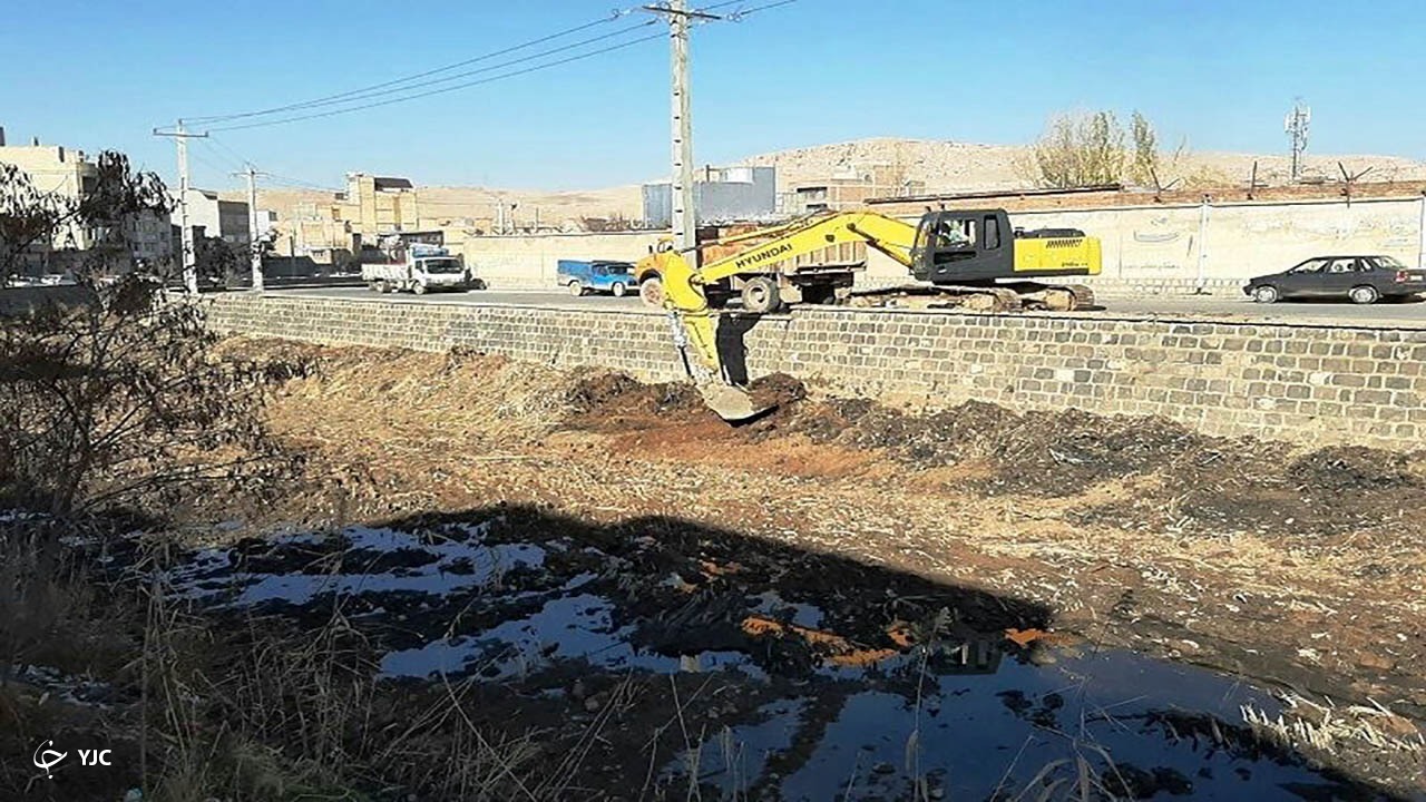 کانال فاضلاب شهرک صنعتی مهاباد در حال لایروبی است