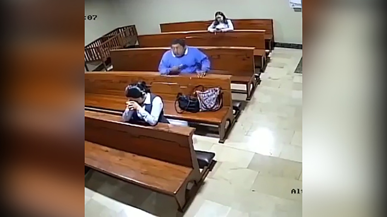 سرقت تلفن همراه یک زن در کلیسا + فیلم