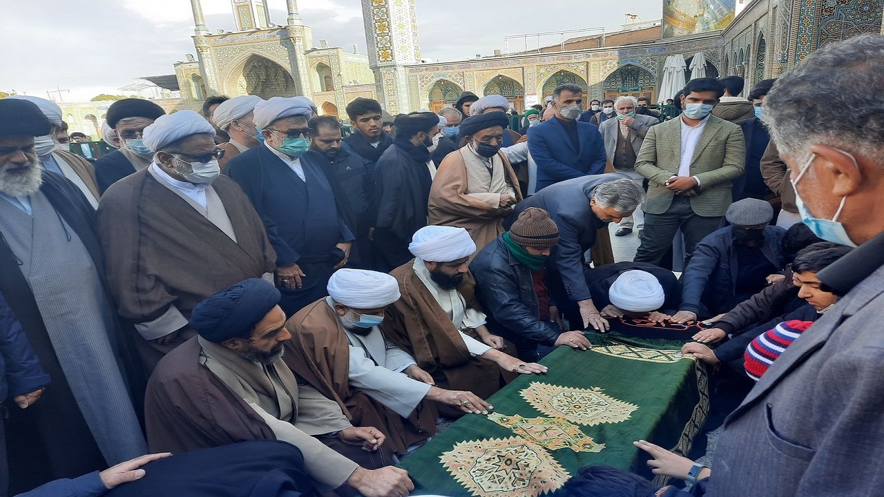 پیکر آیت الله سجادی‌زاده، امام‌جمعه پیشین کنگان در قم به خاک سپرده شد