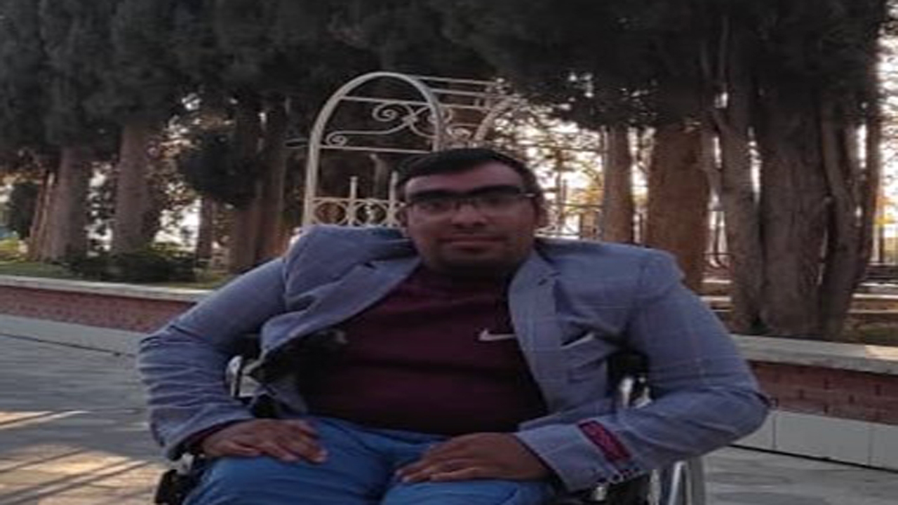 قاسم حیدری معلول تعمیر کار سروستانی که دست از امید نمی کشد