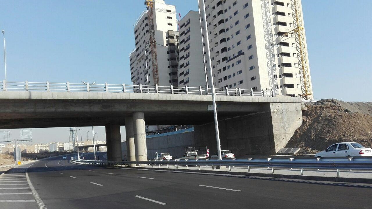نیمه کاره ماندن پل ارتباطی در میانه صدای رانندگان را درآورد + فیلم