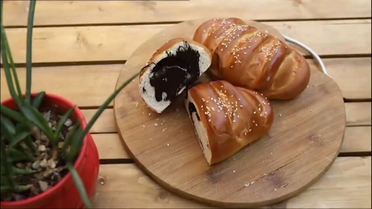 آموزش پخت نان شیرین شکلاتی + فیلم
