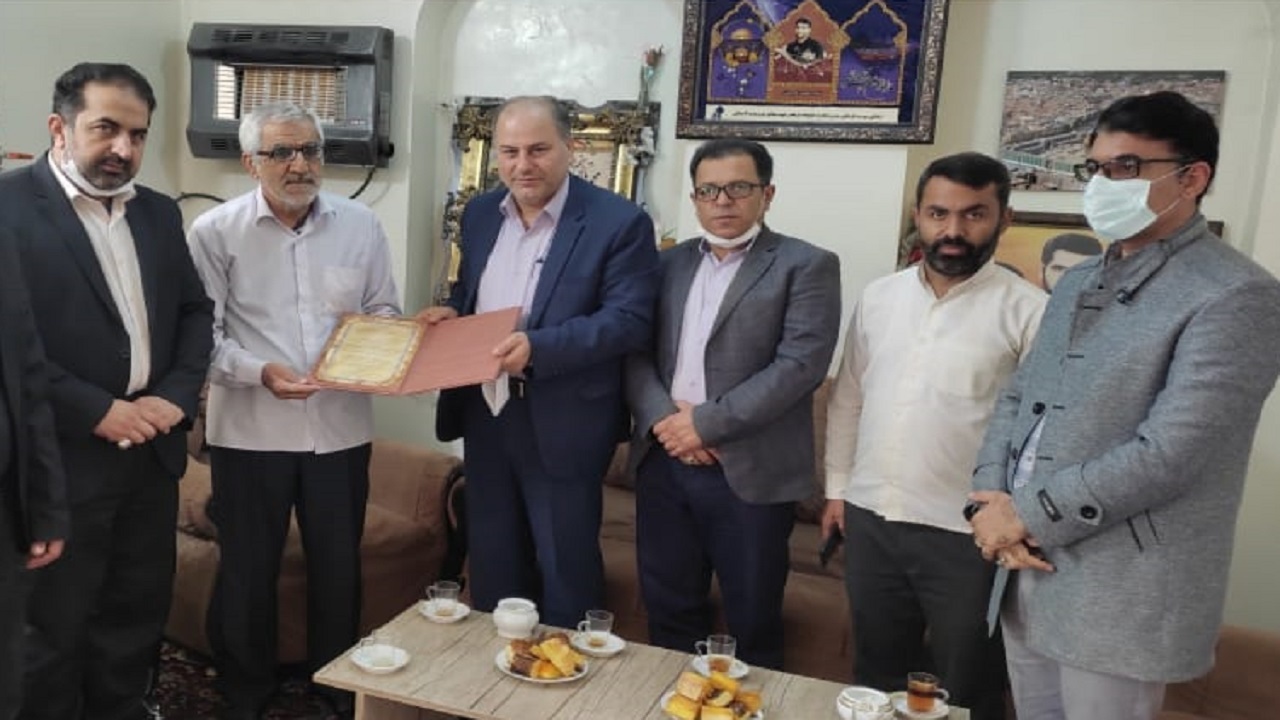 دیدار هنرمندان گتوندی با خانواده شهدا