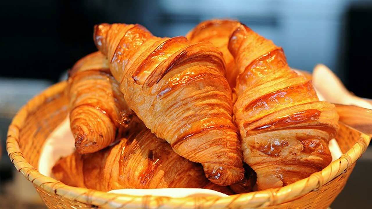 طرز تهیه نان کروسان برای صبحانه + فیلم