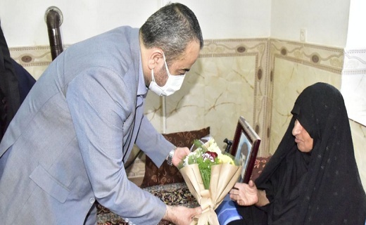 استاندار با خانواده شهید سالمی دیدار کرد