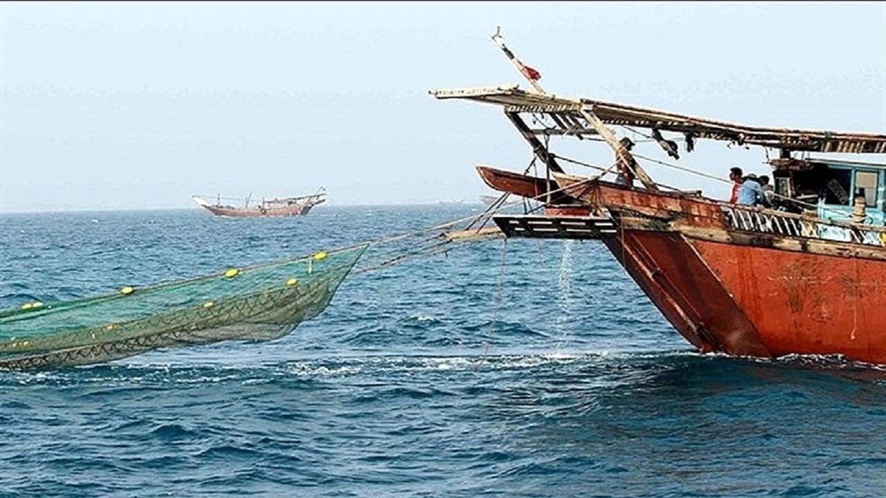 توقیف یک فروند قایق غیرمجاز ترال در آب های جاسک