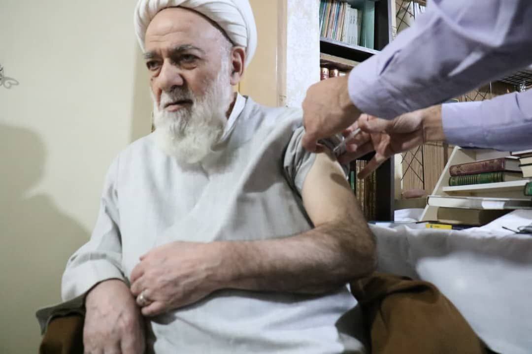 مراجع تقلید و علمای قم دُز سوم واکسن کرونا را دریافت کردند