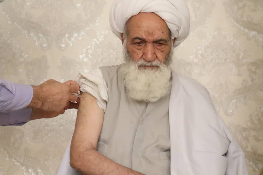 مراجع تقلید و علمای قم دُز سوم واکسن کرونا را دریافت کردند