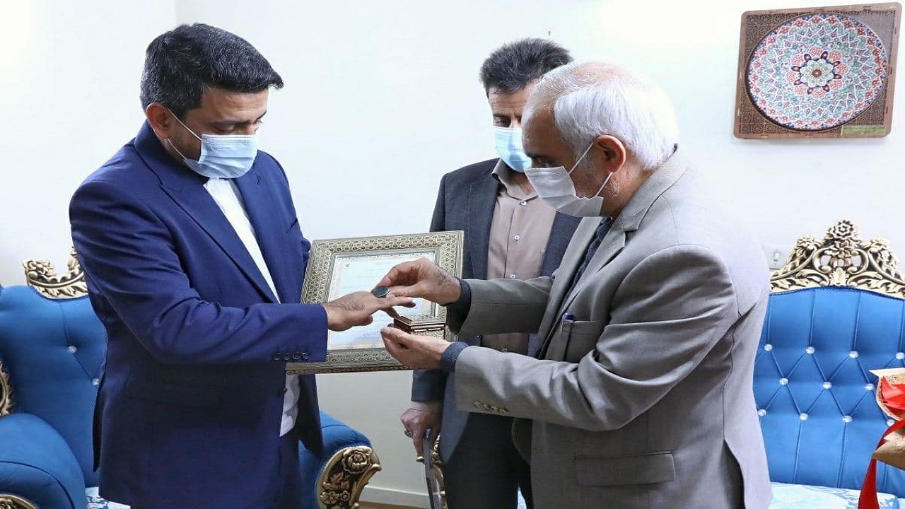 اهدای انگشتری متبرک شهید سلیمانی به جواد فروغی در روز پرستار