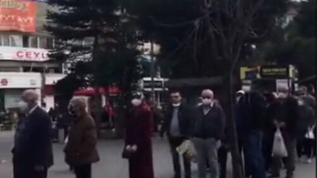صف طولانی مردم ترکیه برای خرید نان ارزان قیمت + فیلم