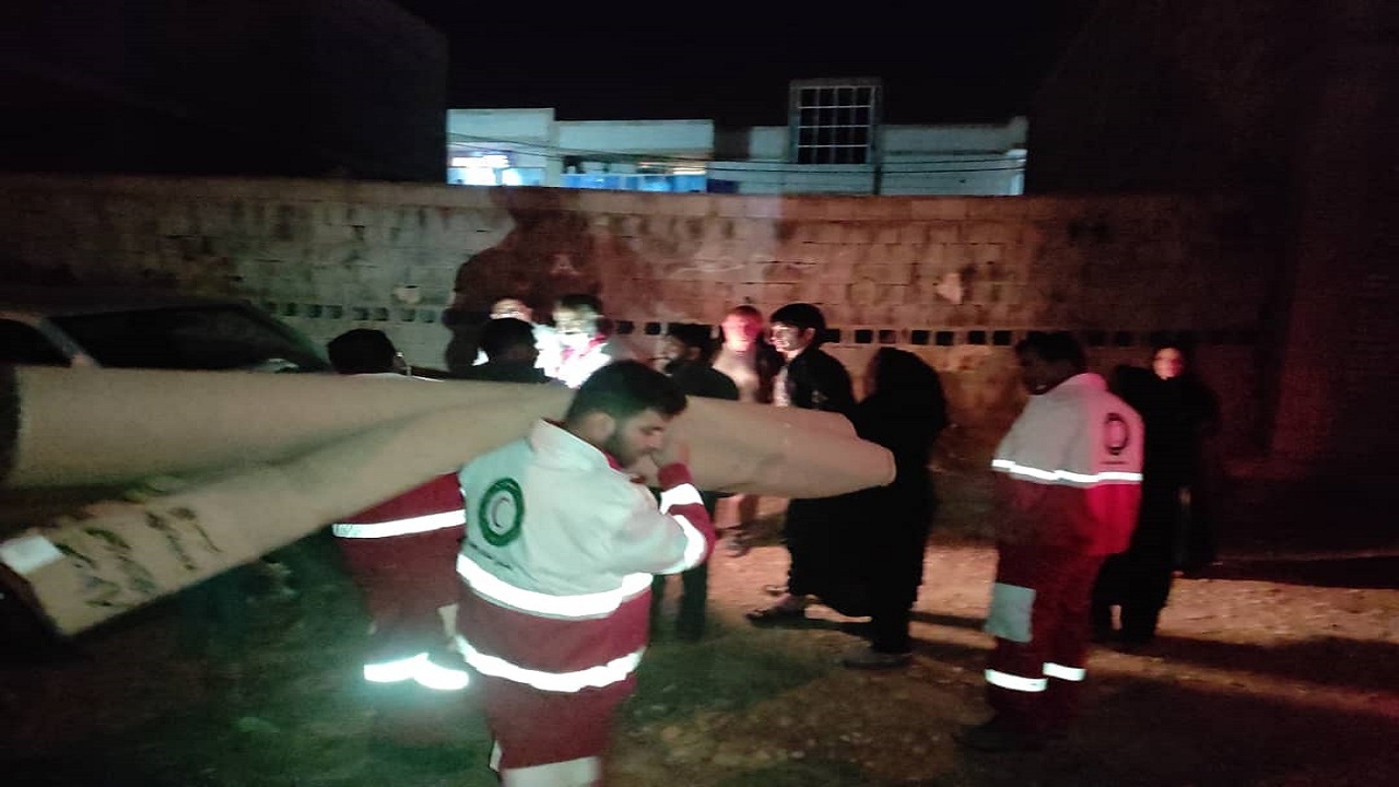 امداد رسانی به ۱۸۰ خانوار آسیب دیده از آبگرفتگی منازل در شوشتر