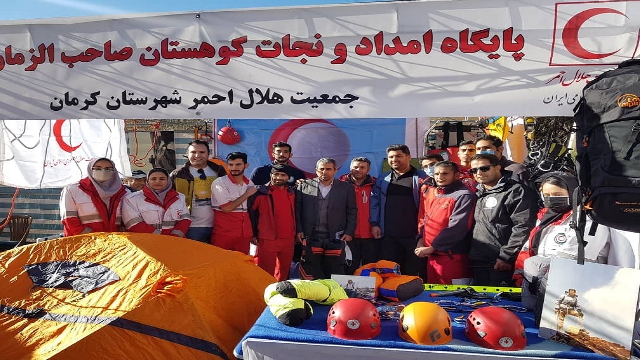 بازدید ۳۰۰ نفر از غرفه تجهیزات امدادونجات کوهستان هلال احمر