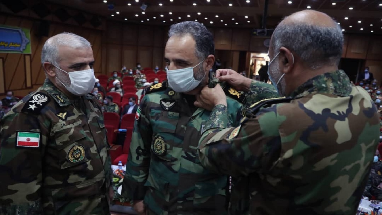 نشان سرتیپ دوم بر شانه فرماندهی گروه۸۴۰ موشکی شهید کبریایی