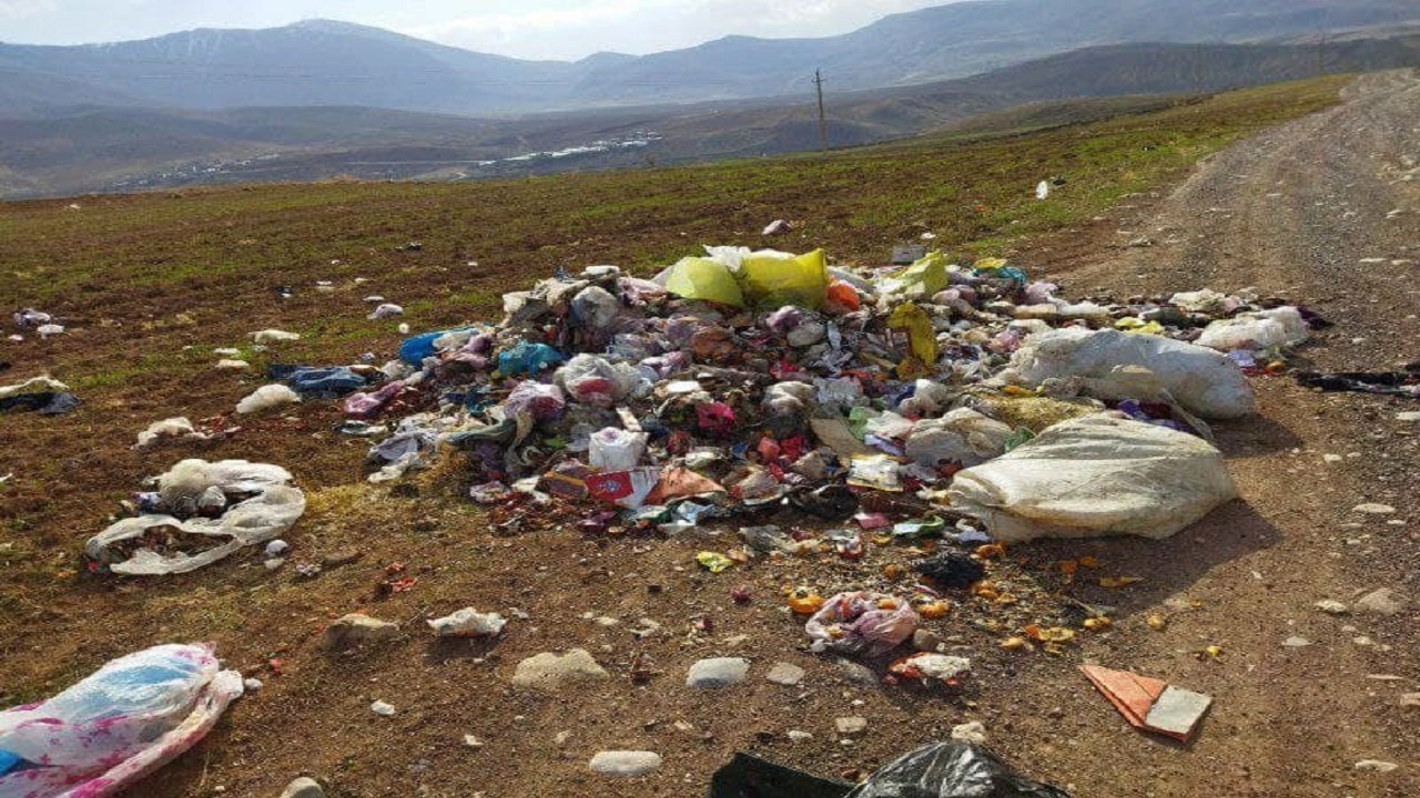 دپوی زباله در زمین کشاورزی روستای نصرت آباد