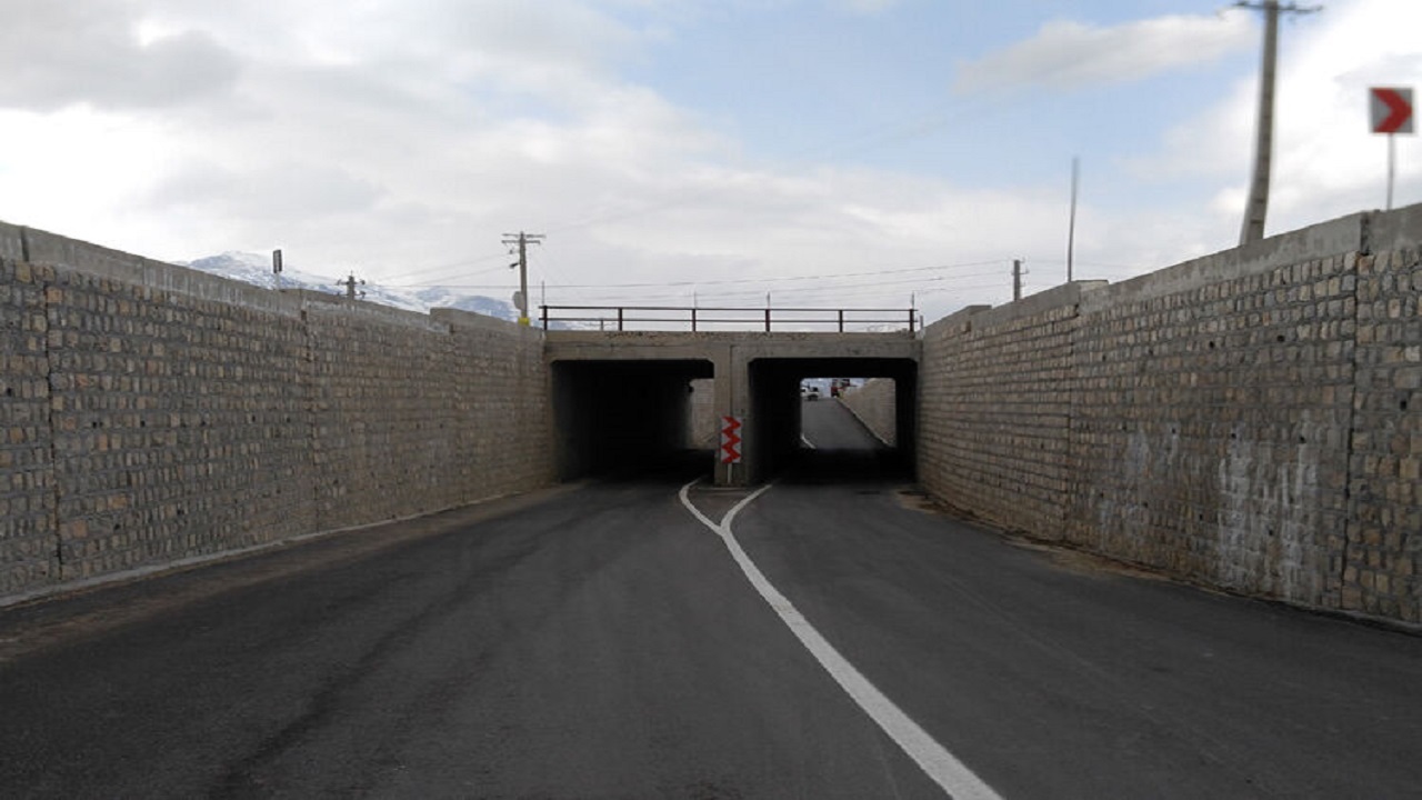 آن سوی نیمه کاره رها شدن بهسازی پل زیرگذر روستای راهجرد