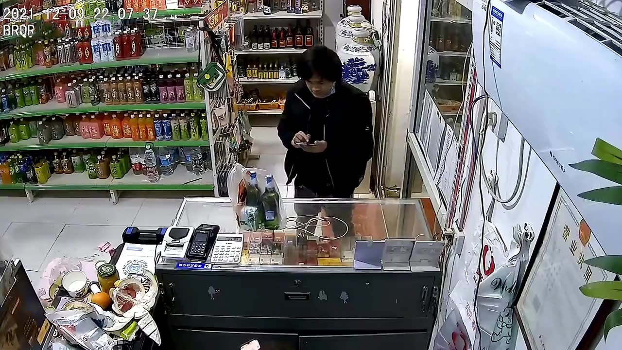 شکستن شیشه پیشخوان سوپرمارکت پس از بلند کردن اجناس + فیلم