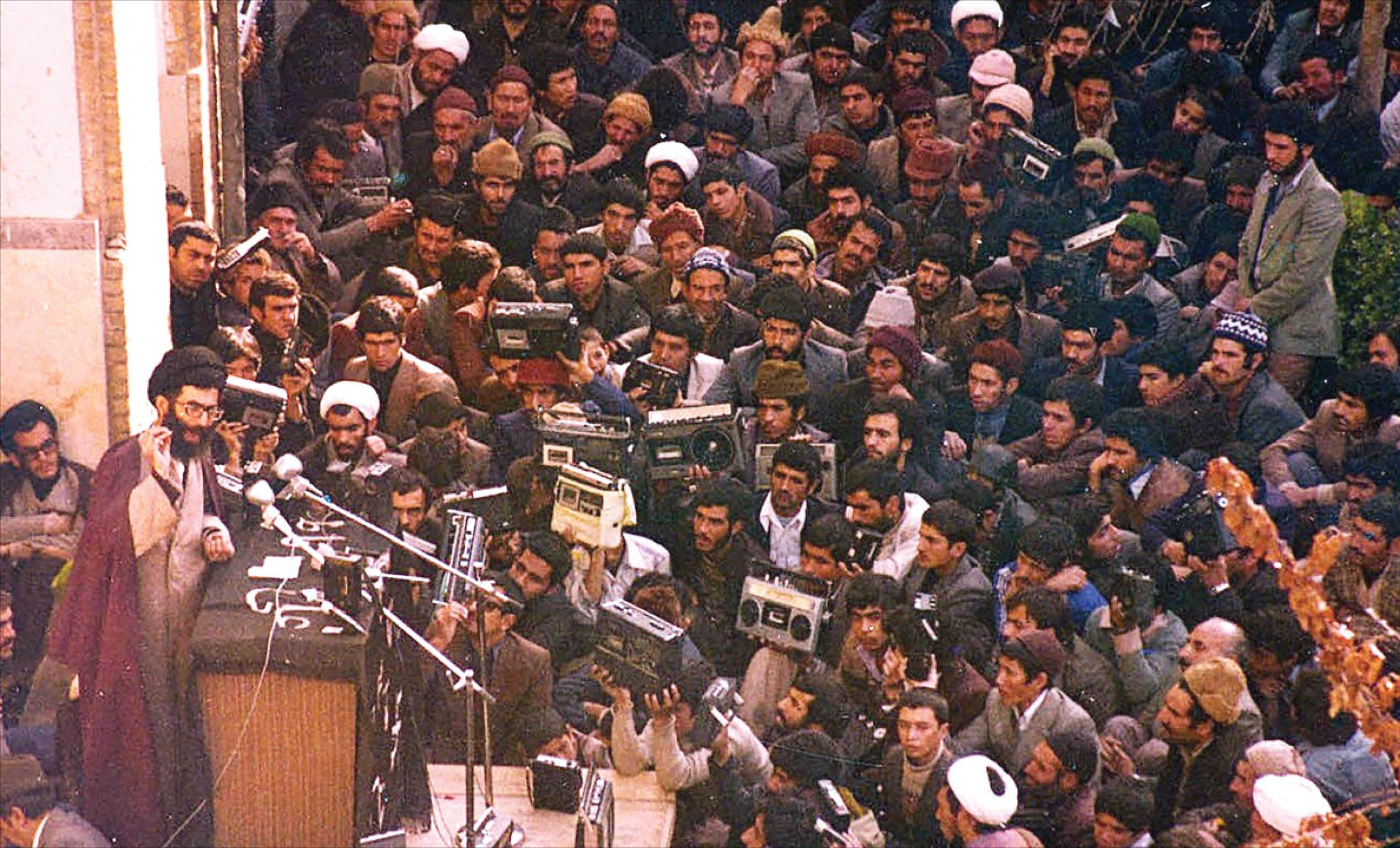 نخستین خطبه&zwnj;خوانی کوبنده و انقلابی آیت&zwnj;الله خامنه&zwnj;ای در حرم امام رضا (ع)