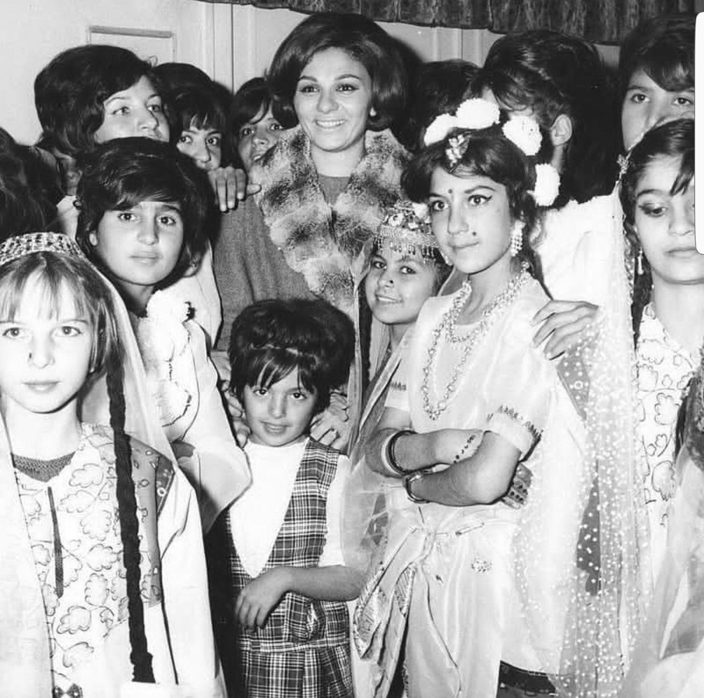 فرح دیبا؛ نظافتچی پاریس در قامت ملکه ایران!