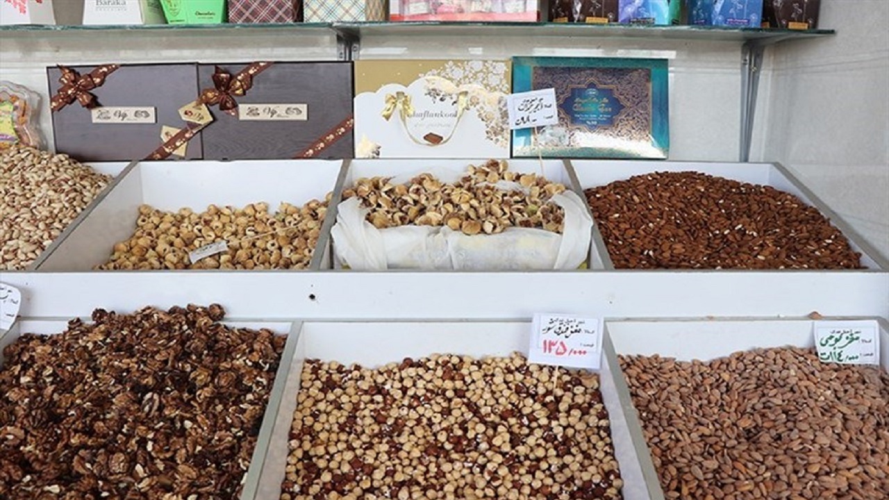 سردی بازار آجیل و میوه در آستانه شب یلدا